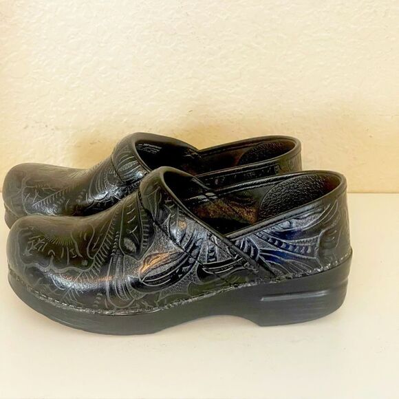 Dansko Professional Black Tooled leather clogs Size 39. or 8.5-9 - Picture 4 of 9